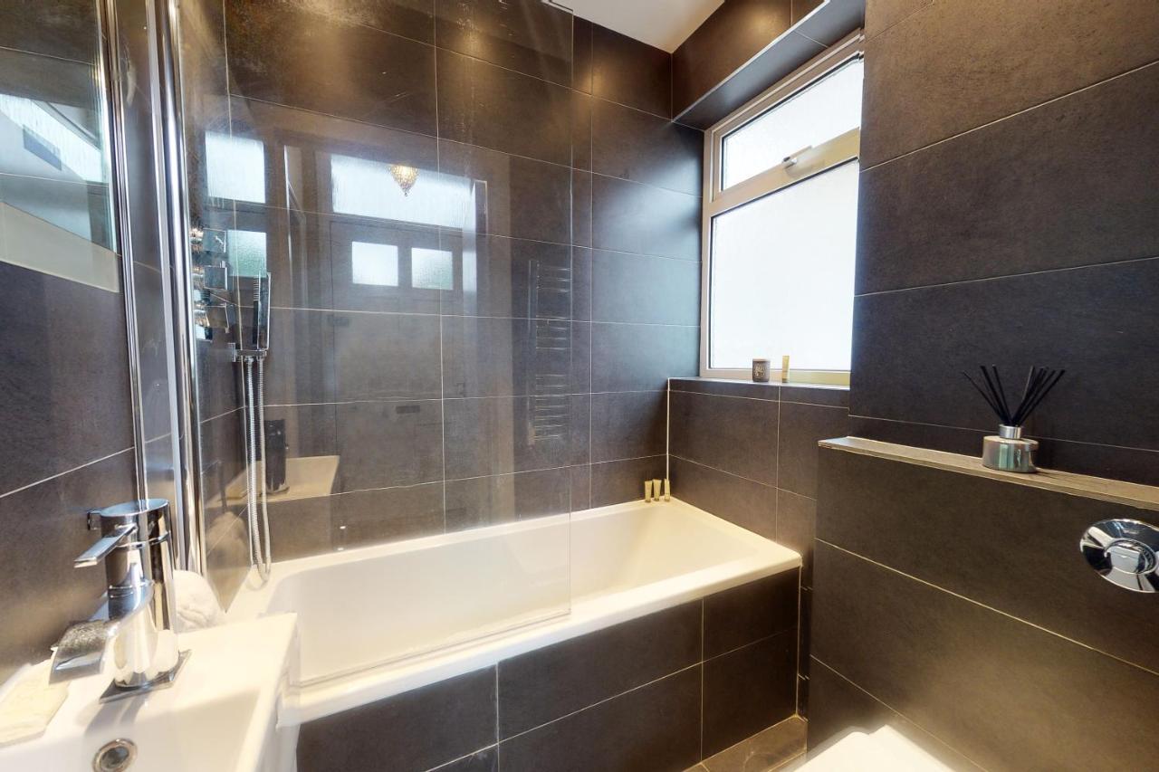 Super 1 Bedroom Flat In Hendon Near Middlesex University With Private Parking Extérieur photo